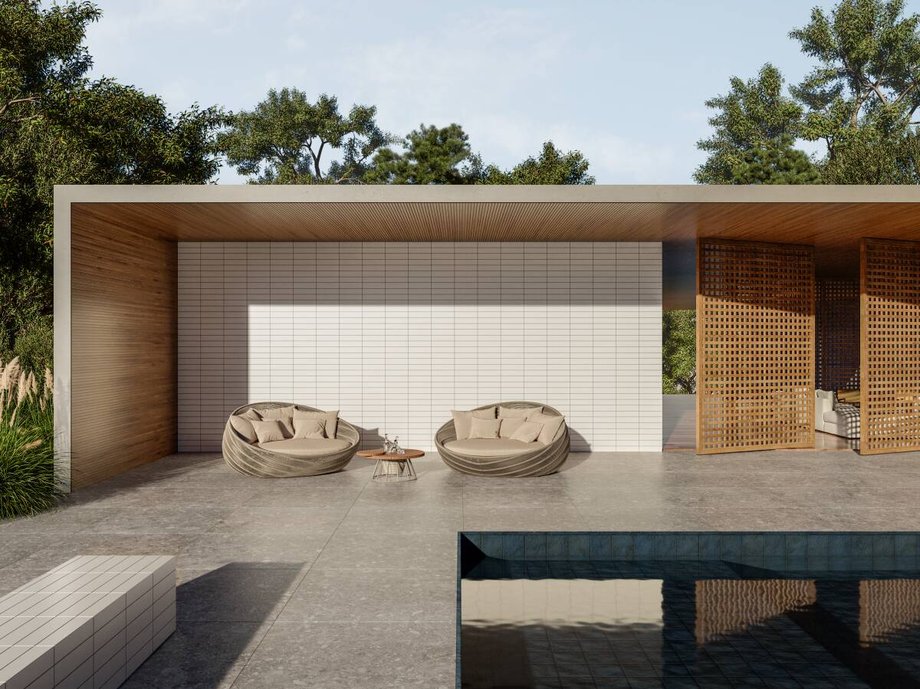 Área externa de casa contemporânea integrada à natureza.