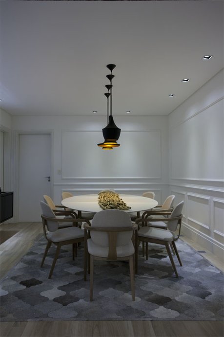 sala de estar com revestimento araucaria