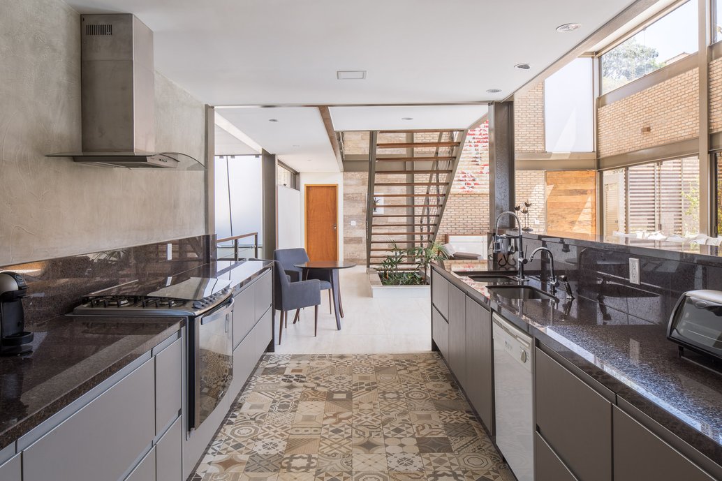 Cozinha Casa MM CoGa Arquitetura em Travertino Navona Bianco 60x120 + Rio Retrô Mix 20x20