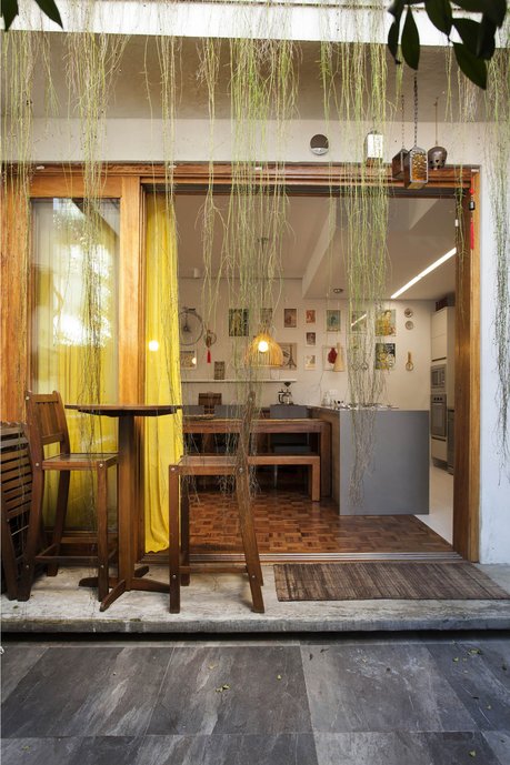 projeto de reforma de residencia, onde buscamos a integração entre o ambiente interno e externo. A cozinha trouxemos para perto da área externa e com portas de correr de madeira e muita luz natural conectamos esses espaços, ficando ótimo para receber os amigos
