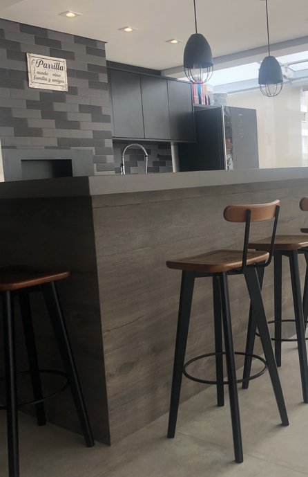 Bancada em city Fendi e Revestimento em pau-brasil escuro , parede em cerâmica cosmos e industrial garage