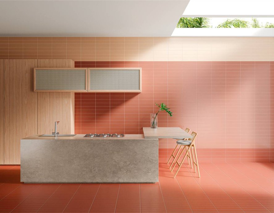 Cozinha gourmet colorida. Ilha revestida com lastra que reproduz o concreto.