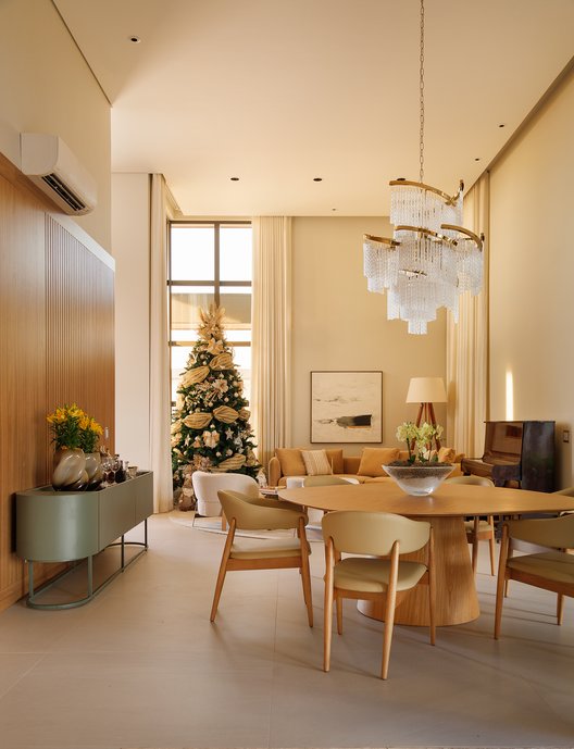 Árvore de Natal; luminária pendente de cristais.