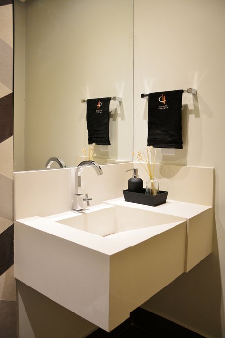 Bancada em porcelanato com cuba esculpida, desenhada por Alana Cardoso Chouza e José Ramón Chouza do escritório Cardoso Chouza Arquitetos