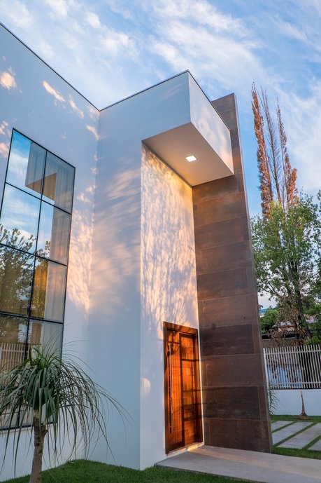Fachada com detalhe em porcelanato stell corten.