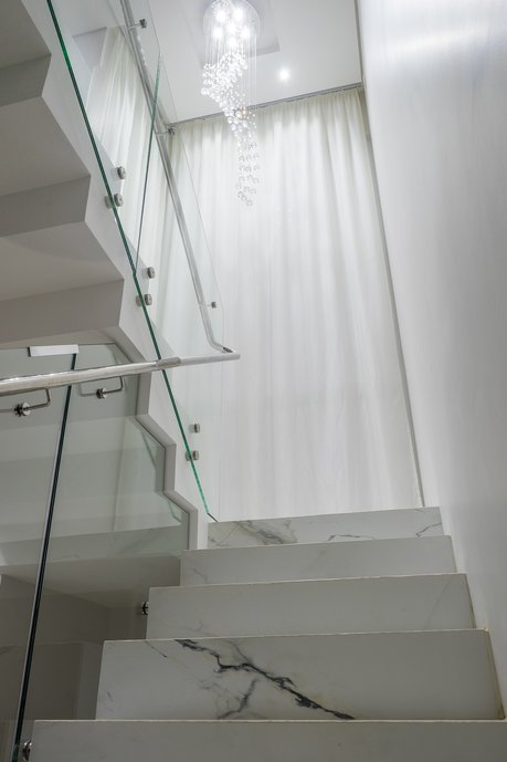 Escada revestida com porcelanato.
