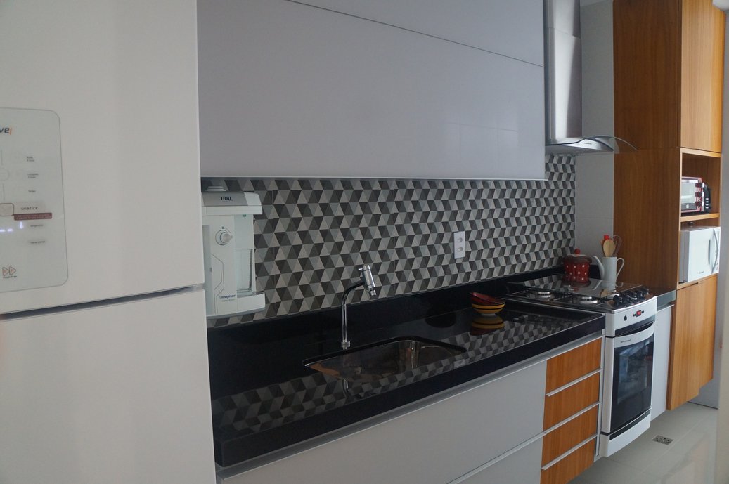 Cozinha residencial com porcelanato Ampla Design mini.