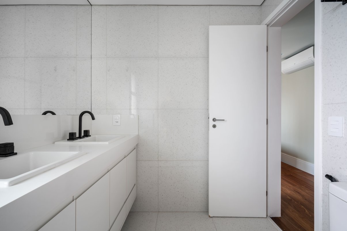 Para esse banheiro utilizamos o o revestimento Twist White nas paredes e piso, e complementamos com metais pretos. Foto: João Friederichs