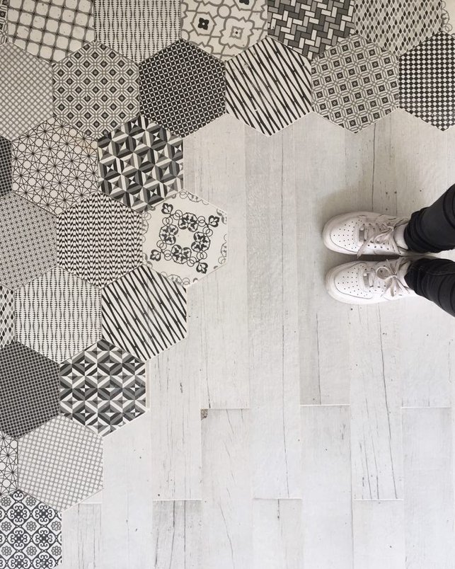 Paginação de piso, usando Portobello, na reforma de uma cozinha mescla desenhos, formas geométricas com, um revestimento mais suave.