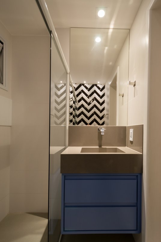 Banheiro com formas e cores do jeito que amamos fazer: cheio de personalidade! - @costalonga_arquitetura
