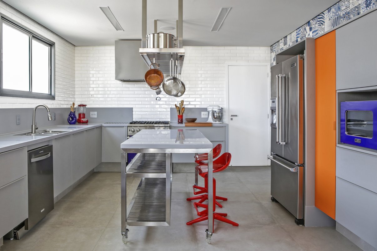 Cozinha em estilo industrial com revestimentos Liverpool Branco, Concretíssyma e linha azuis