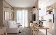 Apartamento pequeno bem planejado e decorado com tons claros.