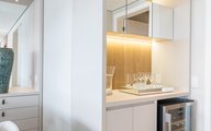 No piso, porcelanato Bianco Covelano, acabamento natural.