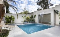Área Externa com cascata e piscina