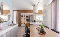 Sonho de um jovem casal, ter seu primeiro lar do jeitinho deles. Aconchegante e clean, funcionalidade era primordial. Inserimos cor e textura através de elementos de decoração e a madeira para aquecer o ambiente e contrastar com o porcelanato marmorizado utilizado na ilha, bancada da pia, churrasqueira bar! 