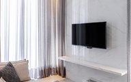 Painel da TV e lareira em Porcelanto. Clean e atemporal, sem elementos desnecessárioss 