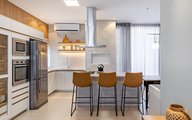 Cozinha linda, clean e atemporal com veio claros e poucos marcados do Bianco. 