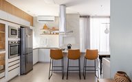 Cozinha linda, clean e atemporal com veio claros e poucos marcados do Bianco. 