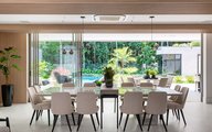 Sala de jantar com vista para a natureza.