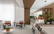 Sala de jantar com teto decorado. Decoração laranja nos detalhes.