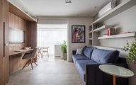 No Living , temos várias funções num mesmo ambiente , cozinha , sala de TV , área para refeições , adega , área de leitura e ainda uma mesa de trabalho que vemos na imagem acima. Como a TV é giratória para o Quarto , pode ou não ficar visível para o living.
