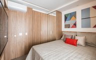 Dormitório compacto , planejado para ser super funcional, possui painel de Tv Giratório , Armário em 