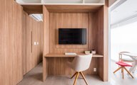 No Living , temos várias funções num mesmo ambiente , cozinha , sala de TV , área para refeições , adega , área de leitura e ainda uma mesa de trabalho que vemos na imagem acima. Como a TV é giratória para o Quarto , pode ou não ficar visível para o living.