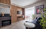 No Living , temos várias funções num mesmo ambiente , cozinha , sala de TV , área para refeições , adega , área de leitura e ainda uma mesa de trabalho que vemos na imagem acima. Como a TV é giratória para o Quarto , pode ou não ficar visível para o living.