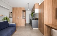 No Living , temos várias funções num mesmo ambiente , cozinha , sala de TV , área para refeições , adega , área de leitura e ainda uma mesa de trabalho que vemos na imagem acima. Como a TV é giratória para o Quarto , pode ou não ficar visível para o living.