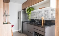 Cozinha bem compacta integrada ao Living , aqui temos um cooktop e um forno flex que serve tanto como forno elétrico , como também como microondas. Ideal para pequenos espaços, assim foi possível garantir espaço para os armários dispensas e outros usos.