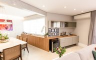 Sala de Jantar com mesa feita sob medida com Lastra Portobello