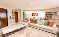 Sala de Estar e Sala de Jantar com mesa feita sob medida com Lastra Portobello