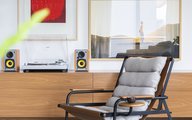 Vitrola, vinis e quadros coloridos na decoração