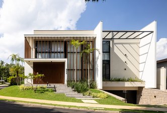 Fachada voltada para a mata 