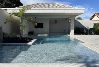 Piscina com bar molhado