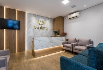 Recepção da Clínica Mulatti - Painel e Balcão revestidos em Lastra