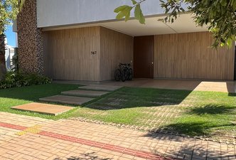 Geometria Natural: Fachada Contemporânea com Mos Ripa