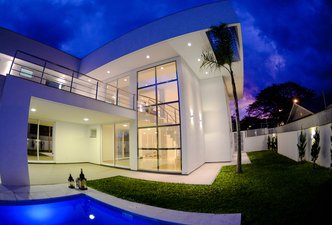 Área externa com piscina