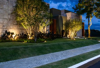 Piso externo e garagem – Continuidade arquitetônica Superfície, funcionalidade e precisão construtiva
