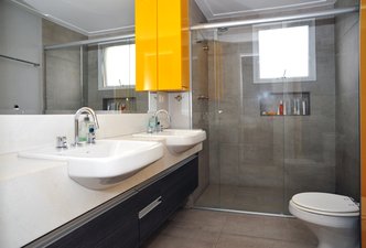 Banheiro Cinza e Amarelo