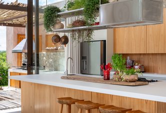 Cozinha americana em tons claros