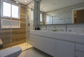 Banheiro e parede de fundo do box revestidos de porcelanato