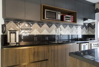 Cozinha integrada à sala, sóbria e contemporânea 