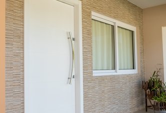 Fachada Residencial {Varanda + Muro}