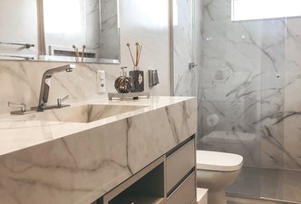 Banheiro com bancada em porcelanato