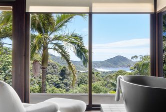 Refúgio Raízes na Praia do Rosa: A Arquitetura que Abraça a Natureza