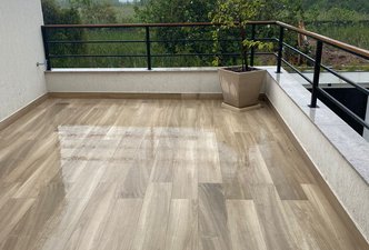 Varanda com Deck de Madeira