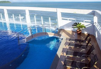 Piscina Rooftop frente ao mar