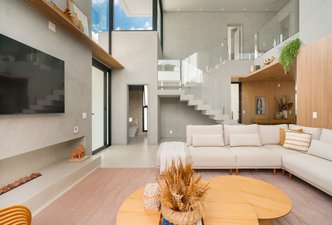 PROJETO BANGALO: Madeira e tons claros marcam reforma de uma casa de 293m² no interior.