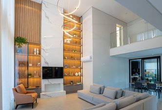 Projeto de Design de Interiores para Living com Pé Direito Duplo